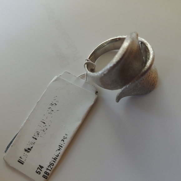 Ring - Picture 4 of 5